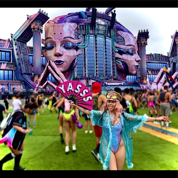 Meet your seller/buyer!✌️ - Picture 2 of 4